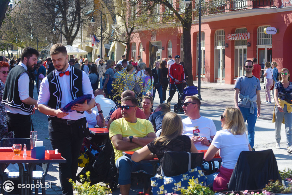 W Sopocie oblężenie jak w sezonie! Ponad 20 stopni i tłumy na plaży [FOTO]
