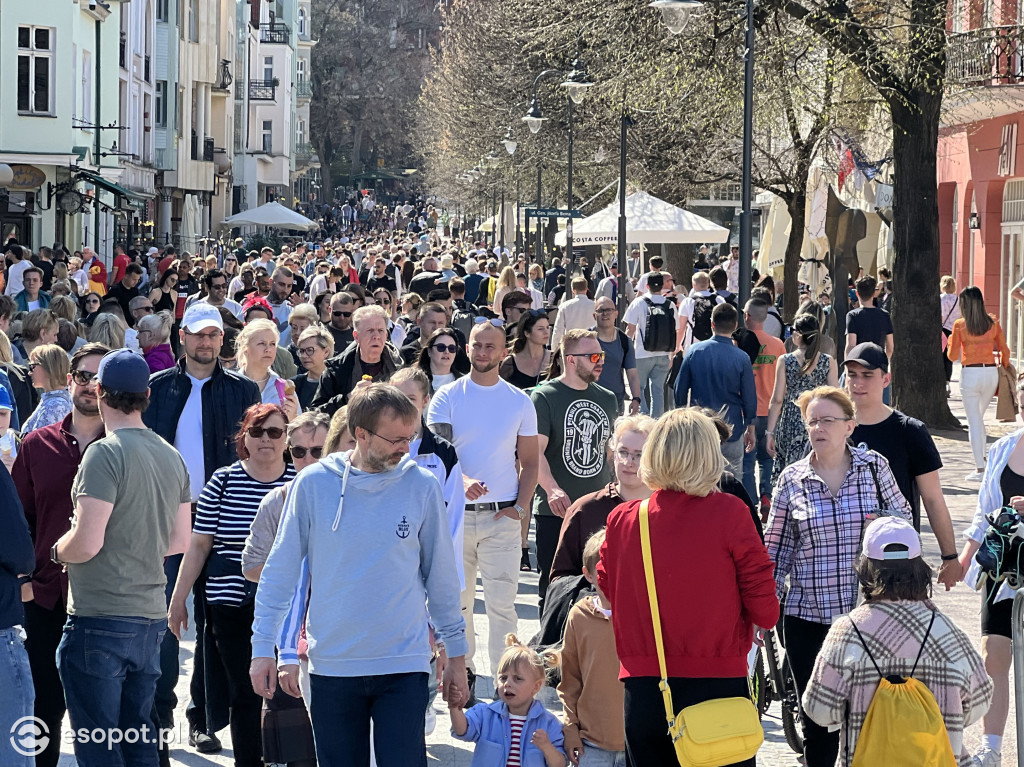 W Sopocie oblężenie jak w sezonie! Ponad 20 stopni i tłumy na plaży [FOTO]
