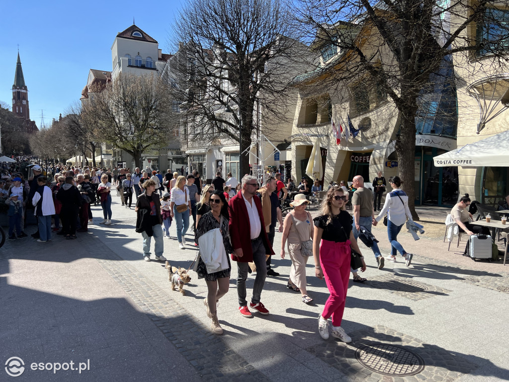 W Sopocie oblężenie jak w sezonie! Ponad 20 stopni i tłumy na plaży [FOTO]