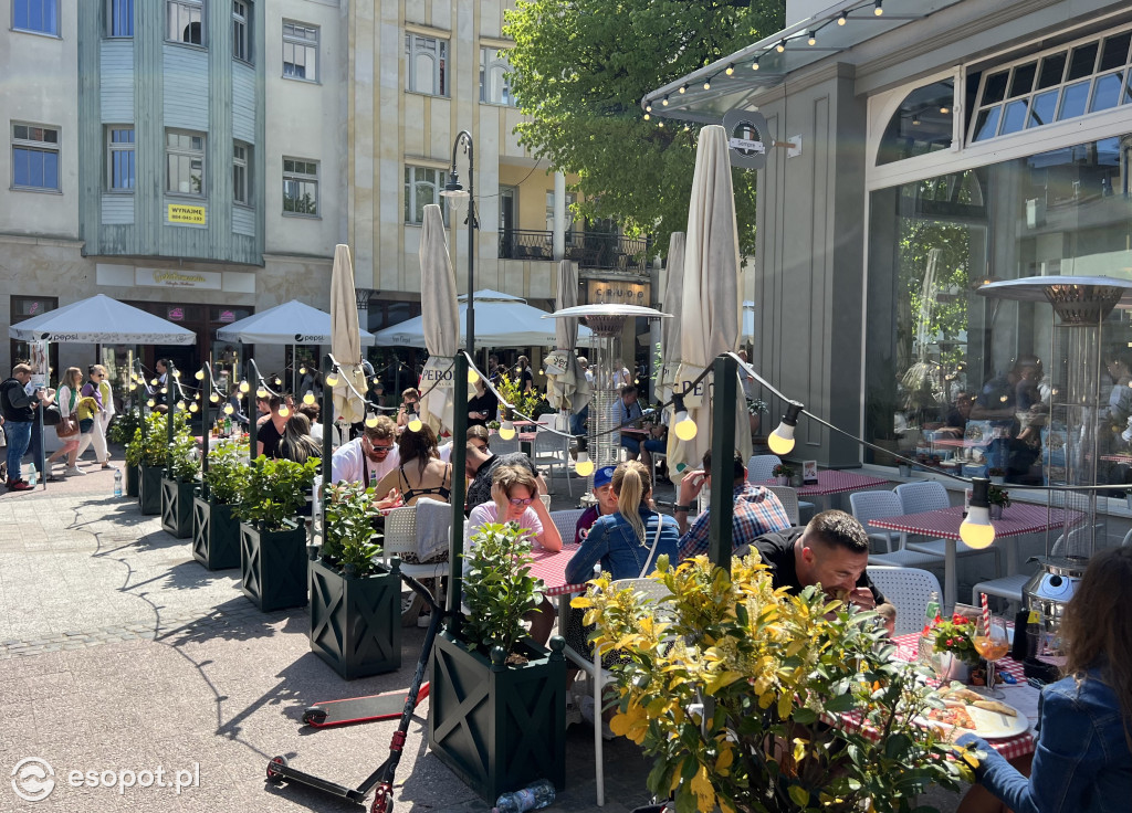 Sopot na zdjęciach jak w lipcu! Tłumy na plaży w kolejny majowy weekend [FOTO]