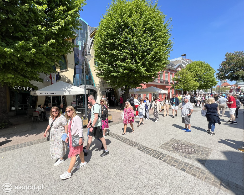 Sopot na zdjęciach jak w lipcu! Tłumy na plaży w kolejny majowy weekend [FOTO]