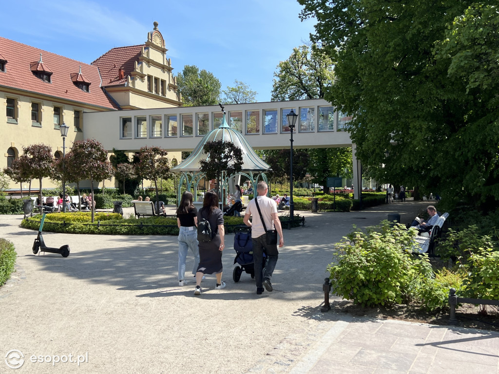 Sopot na zdjęciach jak w lipcu! Tłumy na plaży w kolejny majowy weekend [FOTO]