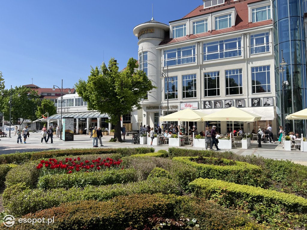 Sopot na zdjęciach jak w lipcu! Tłumy na plaży w kolejny majowy weekend [FOTO]