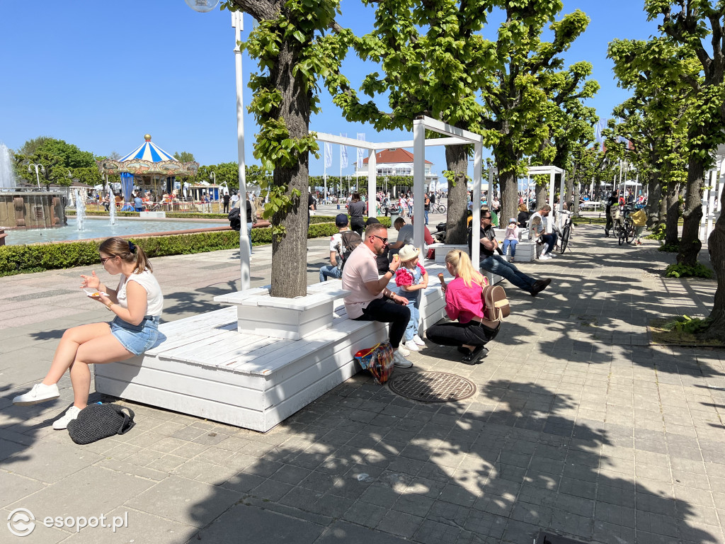 Sopot na zdjęciach jak w lipcu! Tłumy na plaży w kolejny majowy weekend [FOTO]