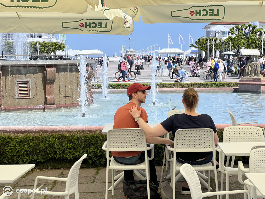 Sopot na zdjęciach jak w lipcu! Tłumy na plaży w kolejny majowy weekend [FOTO]