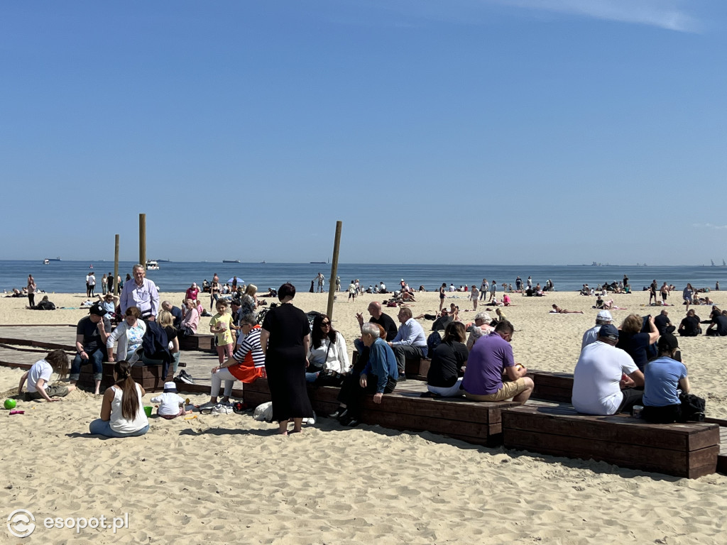 Sopot na zdjęciach jak w lipcu! Tłumy na plaży w kolejny majowy weekend [FOTO]