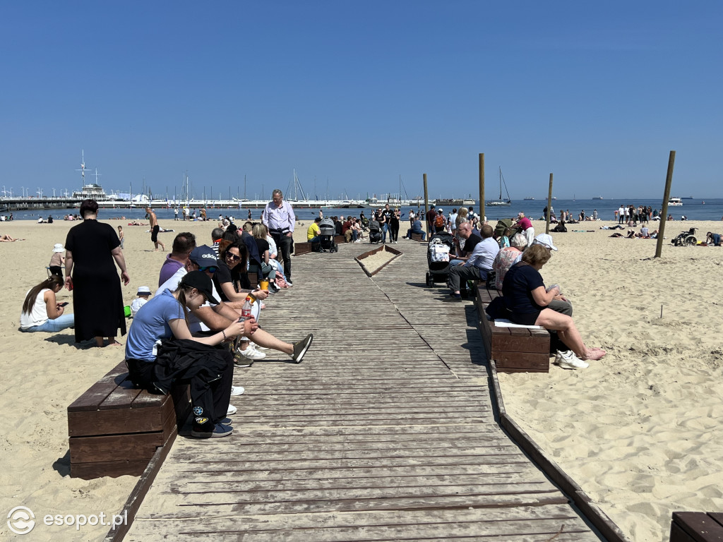 Sopot na zdjęciach jak w lipcu! Tłumy na plaży w kolejny majowy weekend [FOTO]