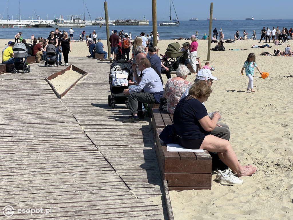 Sopot na zdjęciach jak w lipcu! Tłumy na plaży w kolejny majowy weekend [FOTO]