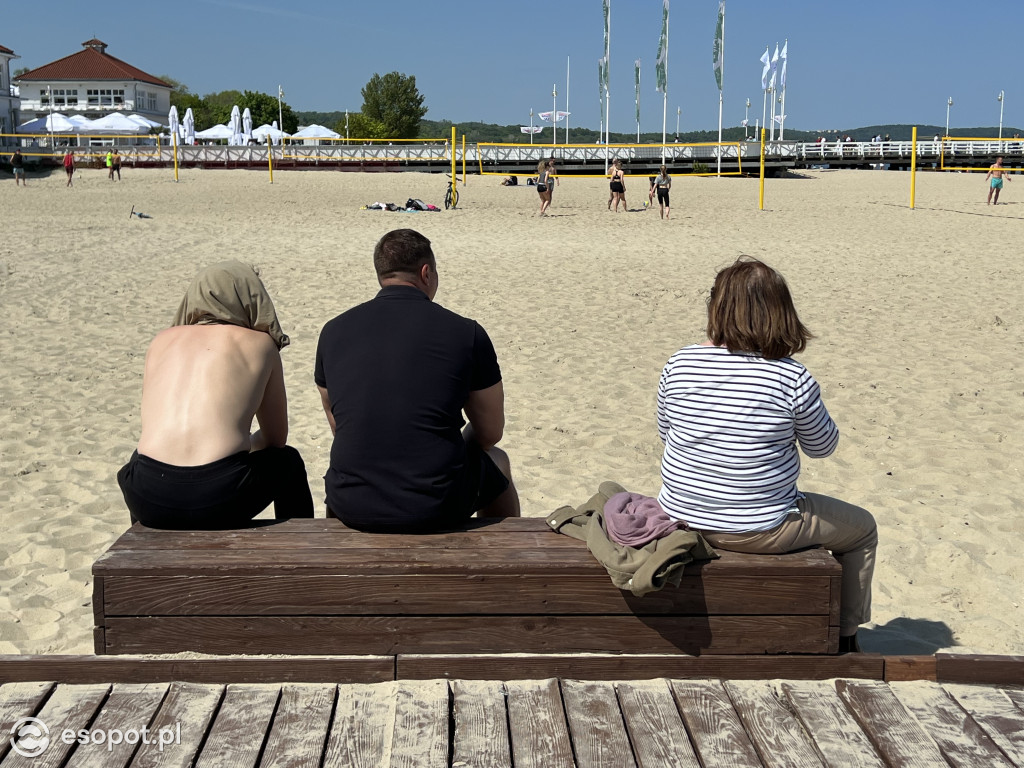 Sopot na zdjęciach jak w lipcu! Tłumy na plaży w kolejny majowy weekend [FOTO]