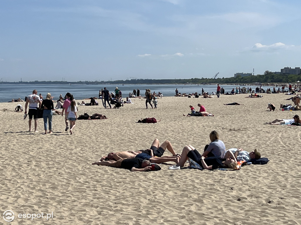 Sopot na zdjęciach jak w lipcu! Tłumy na plaży w kolejny majowy weekend [FOTO]