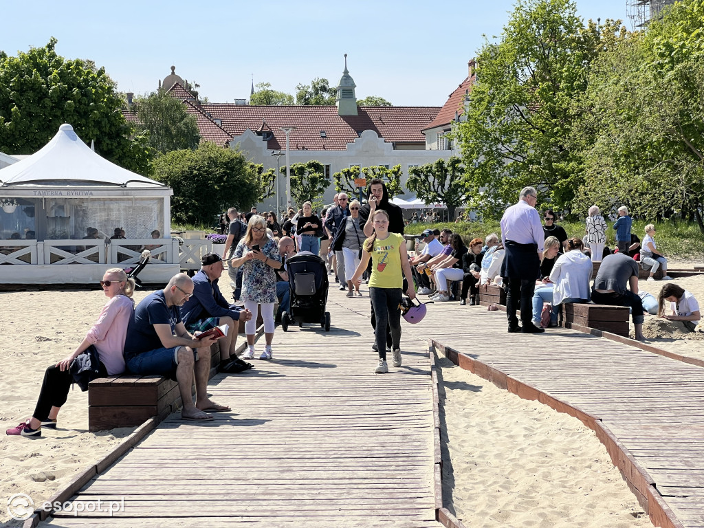 Sopot na zdjęciach jak w lipcu! Tłumy na plaży w kolejny majowy weekend [FOTO]