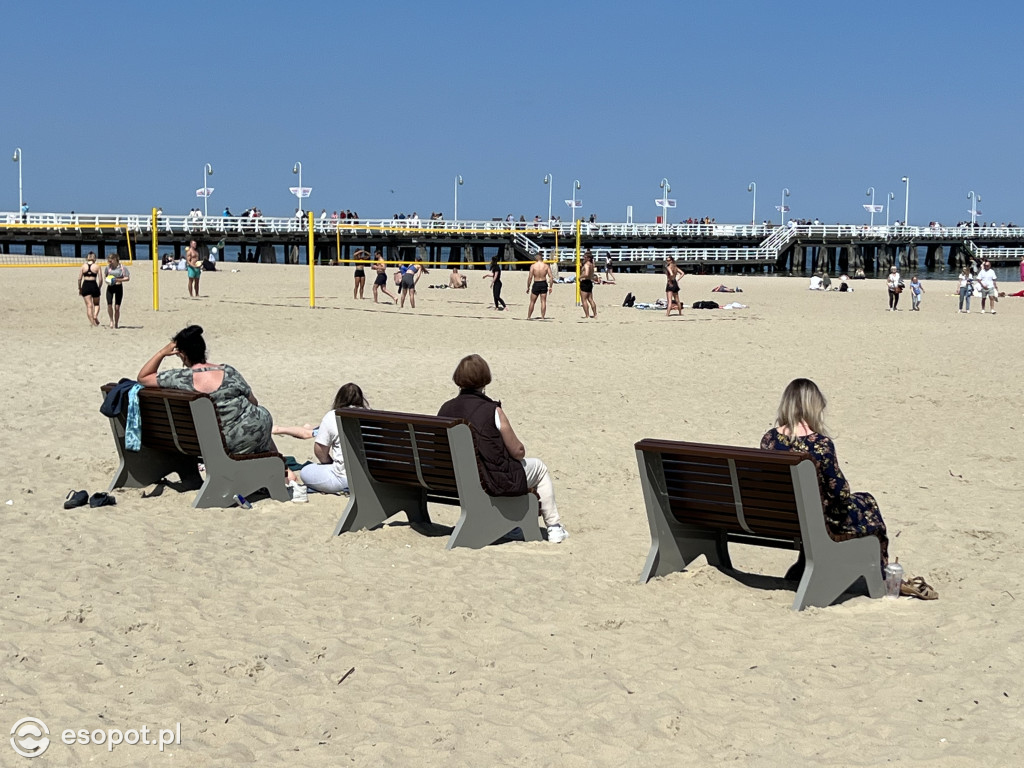 Sopot na zdjęciach jak w lipcu! Tłumy na plaży w kolejny majowy weekend [FOTO]