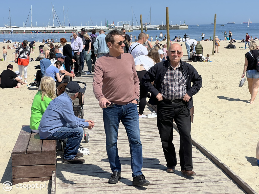 Sopot na zdjęciach jak w lipcu! Tłumy na plaży w kolejny majowy weekend [FOTO]