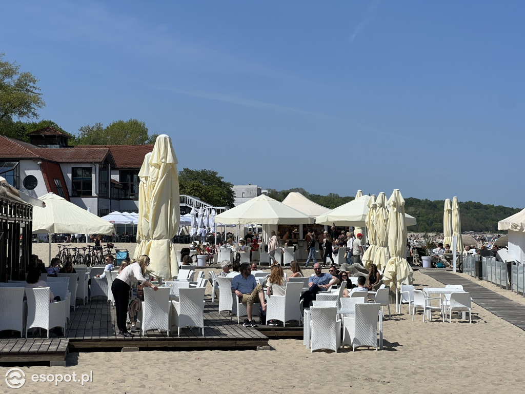 Sopot na zdjęciach jak w lipcu! Tłumy na plaży w kolejny majowy weekend [FOTO]