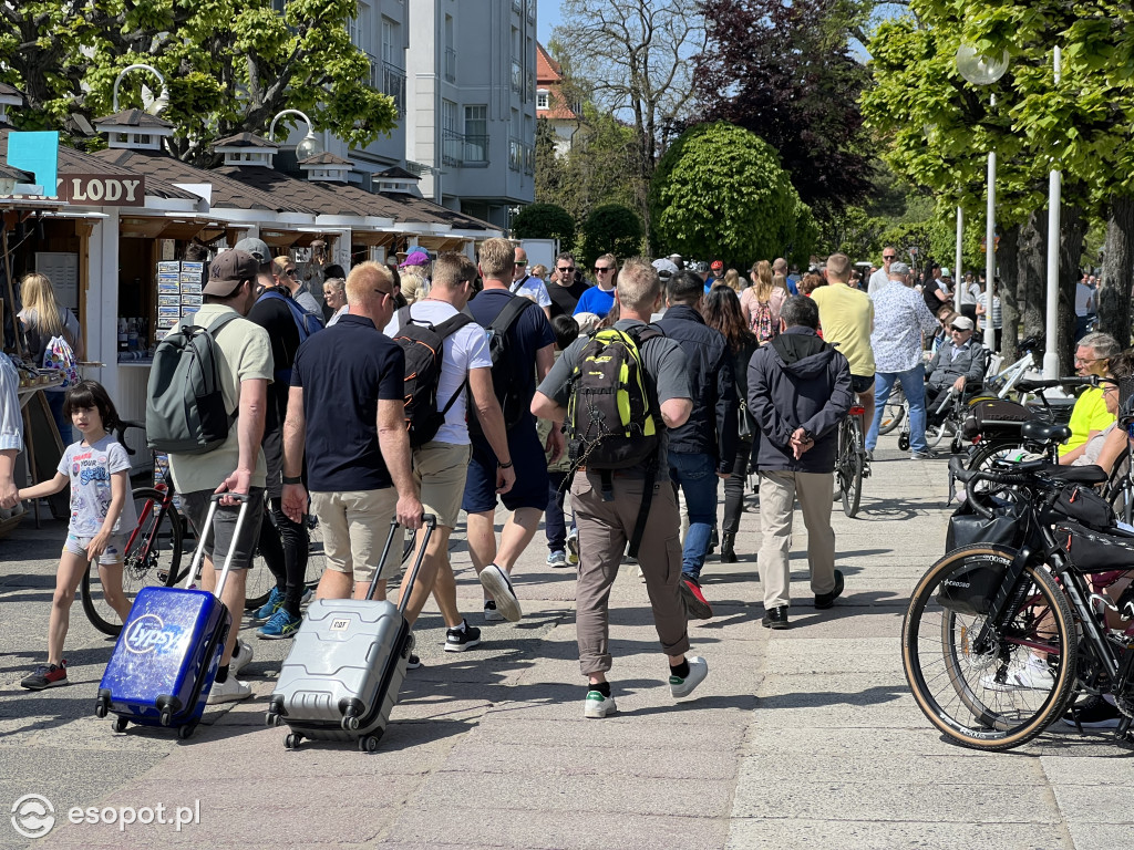 Sopot na zdjęciach jak w lipcu! Tłumy na plaży w kolejny majowy weekend [FOTO]