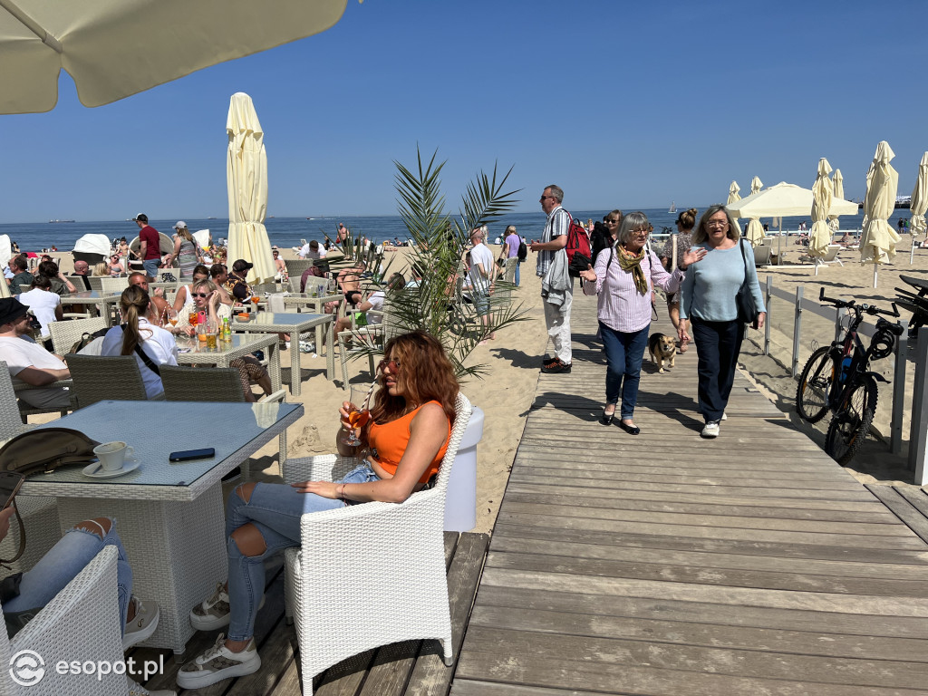 Sopot na zdjęciach jak w lipcu! Tłumy na plaży w kolejny majowy weekend [FOTO]