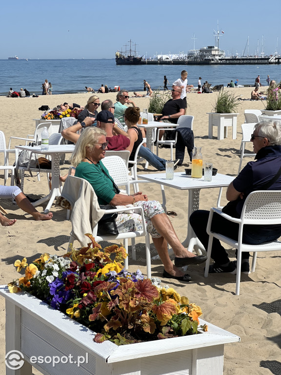 Sopot na zdjęciach jak w lipcu! Tłumy na plaży w kolejny majowy weekend [FOTO]