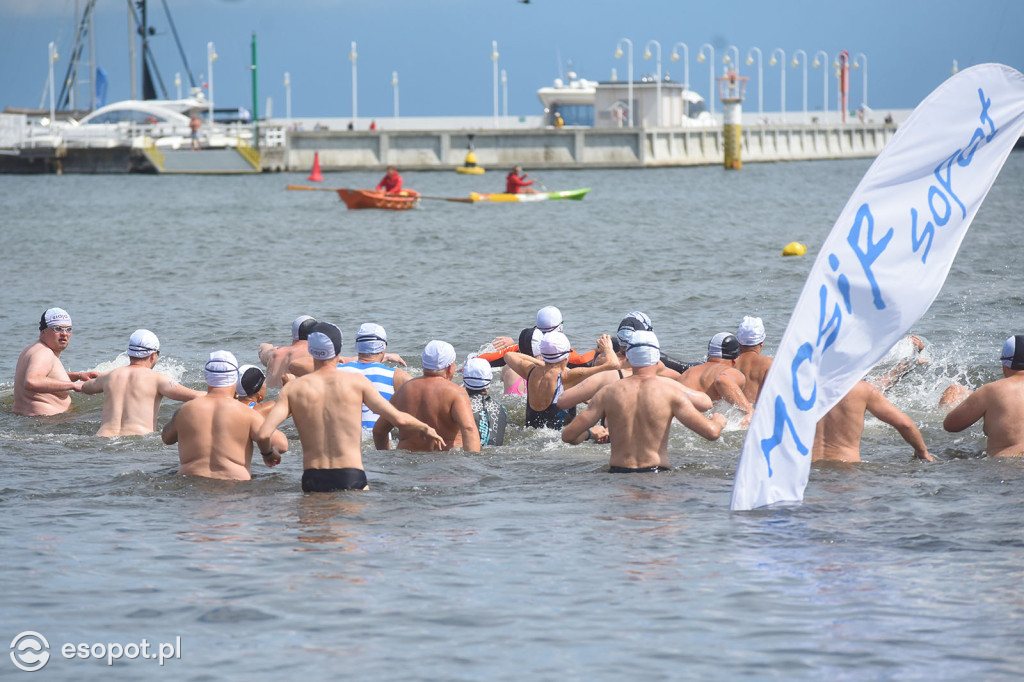 Silne fale i ponad 200 uczestników! Wyścig dookoła mola w Sopocie [FOTO]