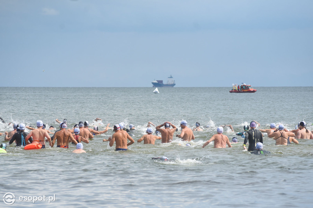 Silne fale i ponad 200 uczestników! Wyścig dookoła mola w Sopocie [FOTO]