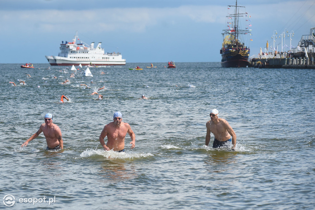 Silne fale i ponad 200 uczestników! Wyścig dookoła mola w Sopocie [FOTO]