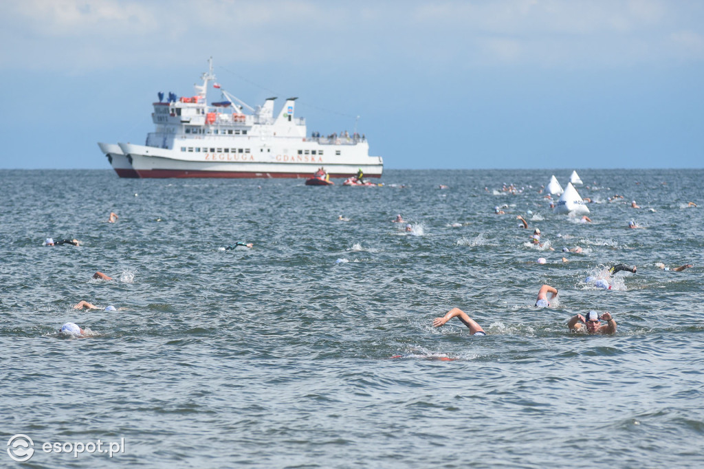 Silne fale i ponad 200 uczestników! Wyścig dookoła mola w Sopocie [FOTO]