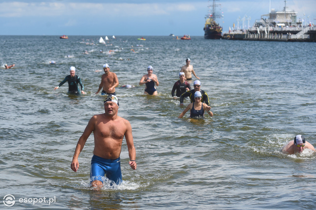 Silne fale i ponad 200 uczestników! Wyścig dookoła mola w Sopocie [FOTO]