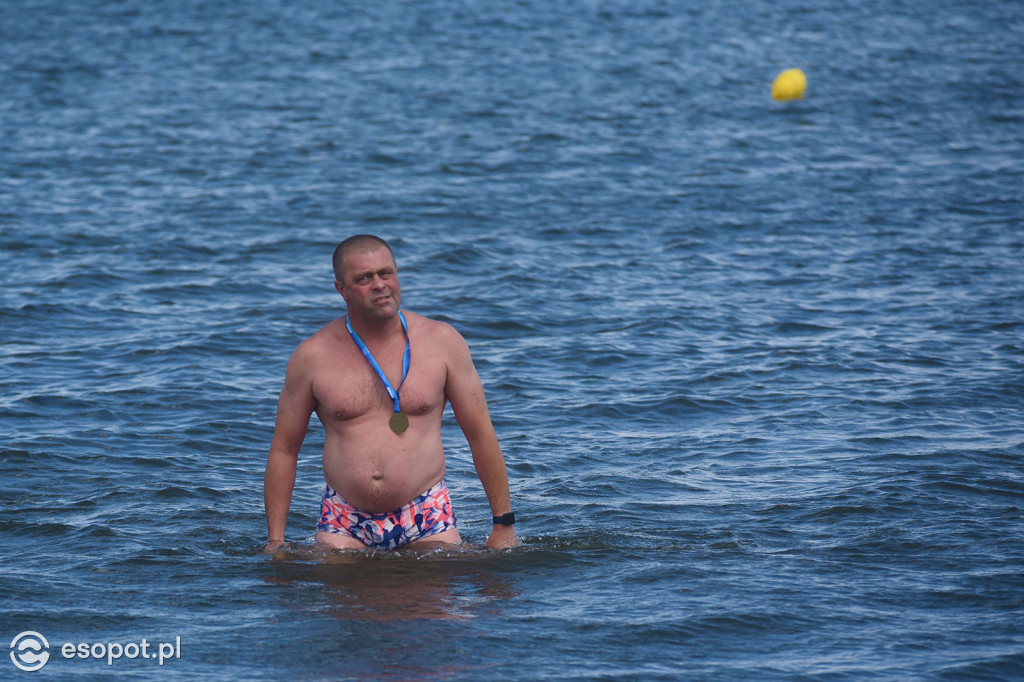 Silne fale i ponad 200 uczestników! Wyścig dookoła mola w Sopocie [FOTO]