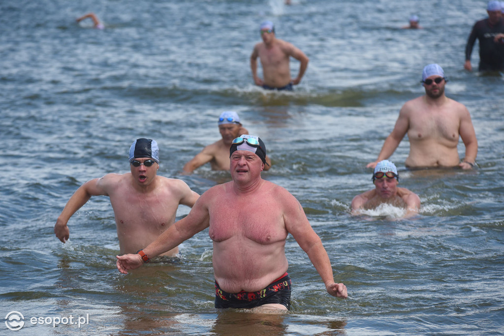 Silne fale i ponad 200 uczestników! Wyścig dookoła mola w Sopocie [FOTO]