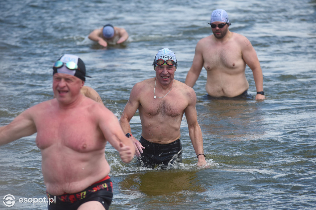 Silne fale i ponad 200 uczestników! Wyścig dookoła mola w Sopocie [FOTO]