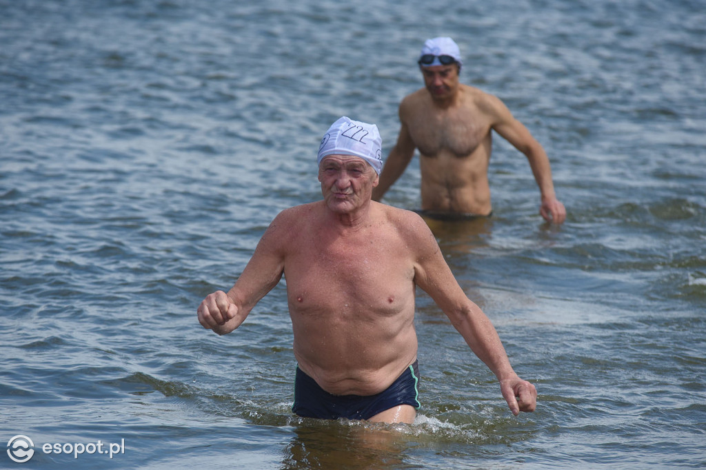 Silne fale i ponad 200 uczestników! Wyścig dookoła mola w Sopocie [FOTO]