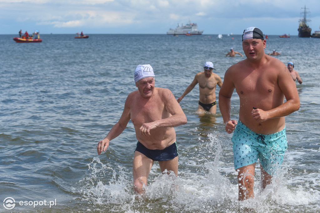 Silne fale i ponad 200 uczestników! Wyścig dookoła mola w Sopocie [FOTO]