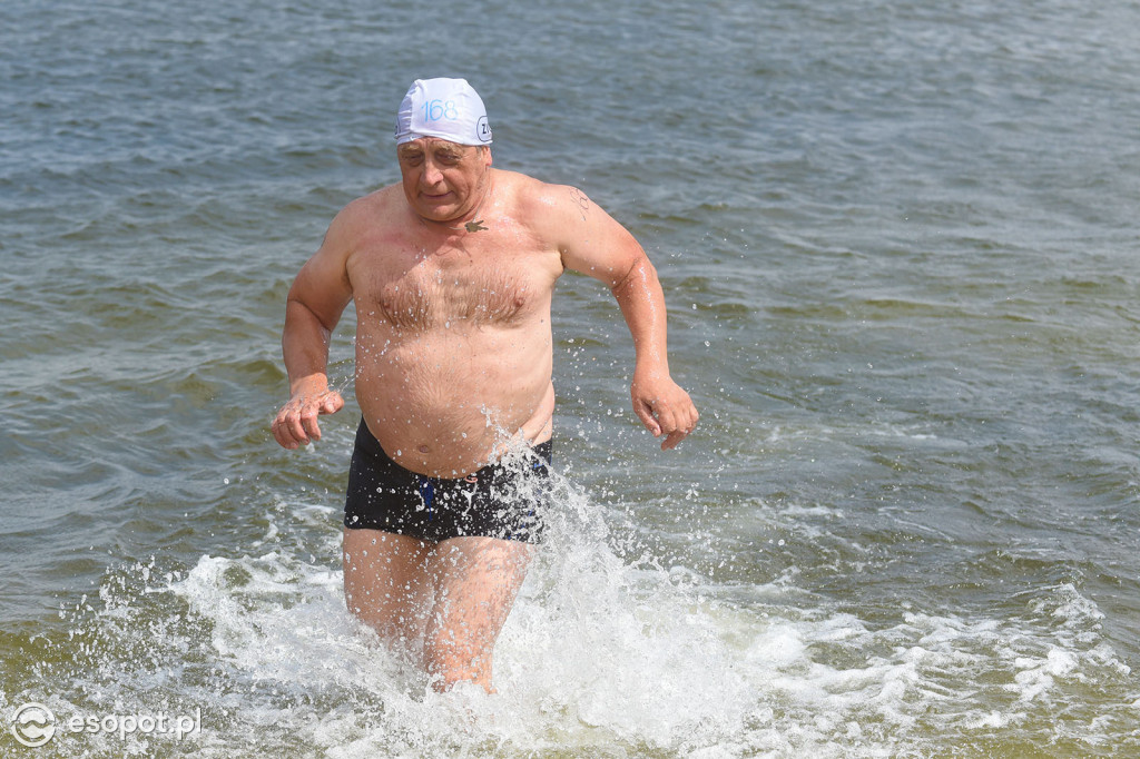 Silne fale i ponad 200 uczestników! Wyścig dookoła mola w Sopocie [FOTO]