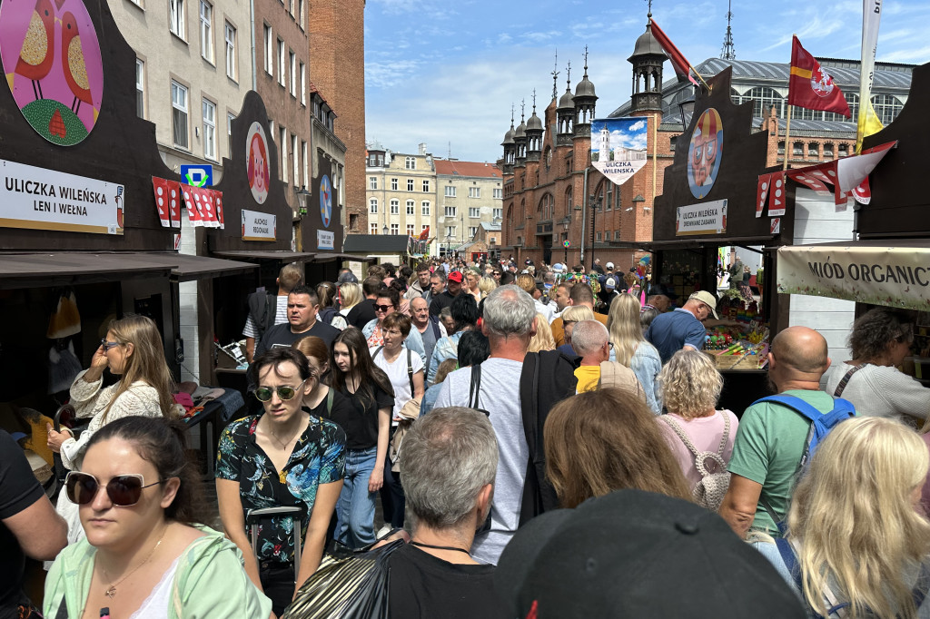 Pogoda nie odstrasza zwiedzających! Tłumy na Jarmarku Dominikańskim w Gdańsku [FOTO]