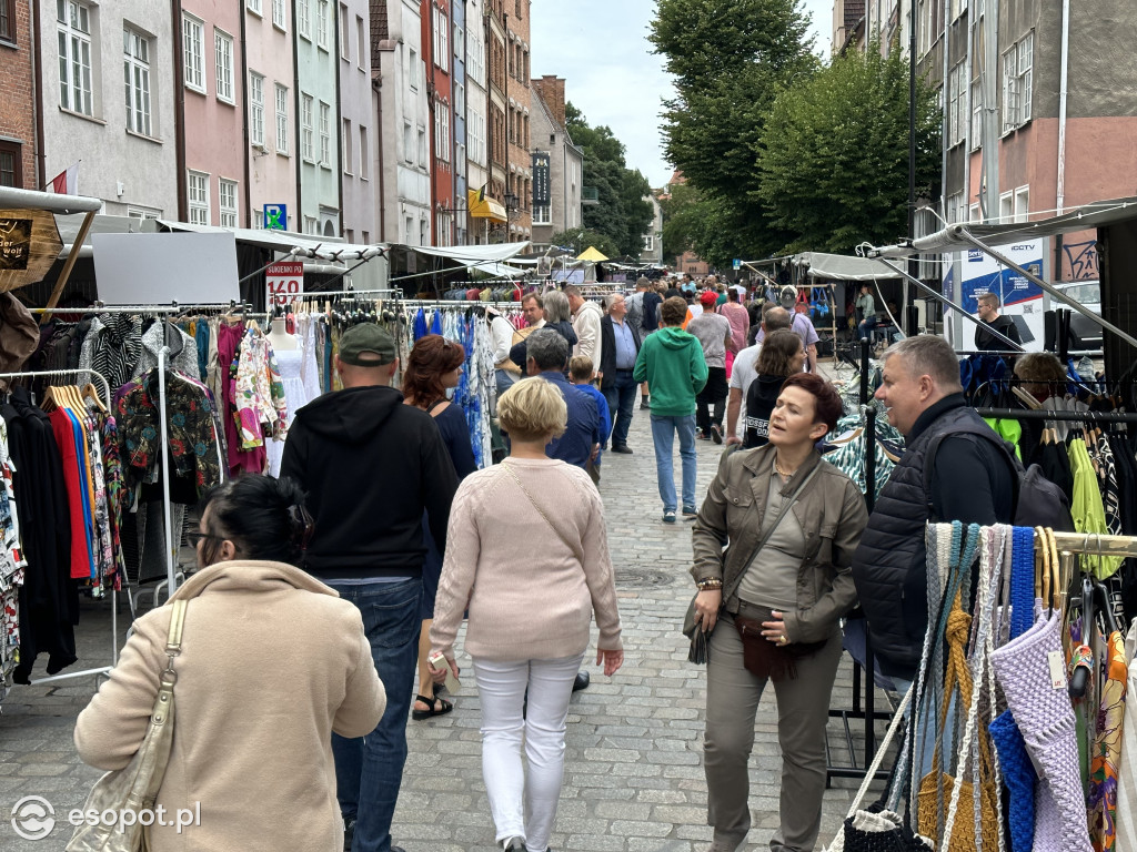 Pogoda nie odstrasza zwiedzających! Tłumy na Jarmarku Dominikańskim w Gdańsku [FOTO]