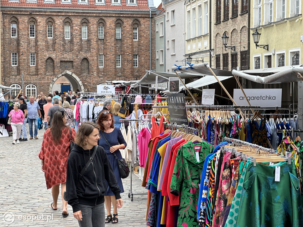 Pogoda nie odstrasza zwiedzających! Tłumy na Jarmarku Dominikańskim w Gdańsku [FOTO]