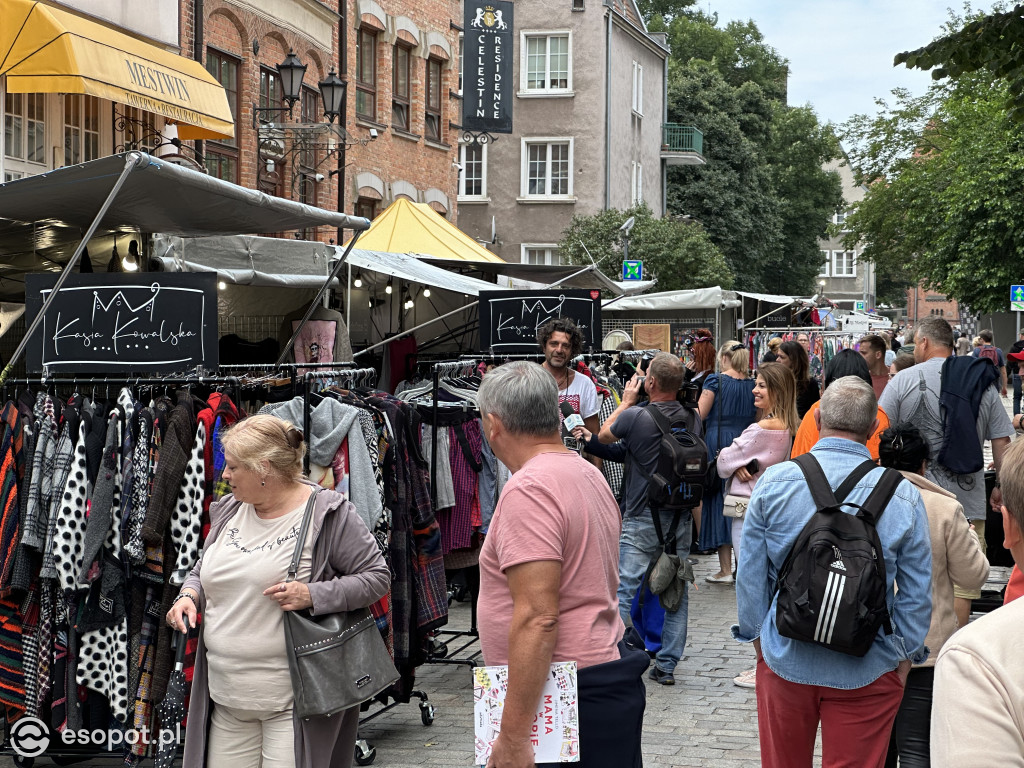 Pogoda nie odstrasza zwiedzających! Tłumy na Jarmarku Dominikańskim w Gdańsku [FOTO]