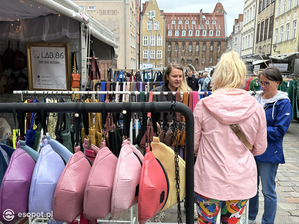 Pogoda nie odstrasza zwiedzających! Tłumy na Jarmarku Dominikańskim w Gdańsku [FOTO]