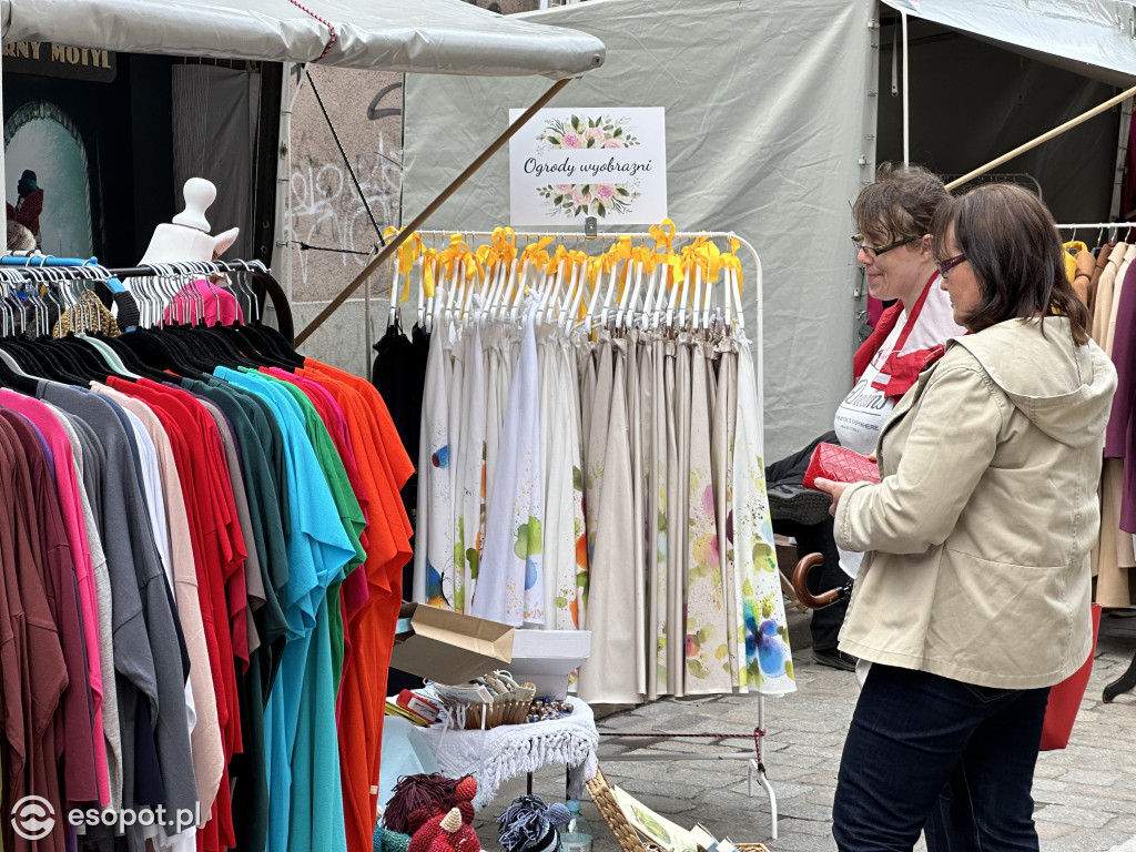 Pogoda nie odstrasza zwiedzających! Tłumy na Jarmarku Dominikańskim w Gdańsku [FOTO]