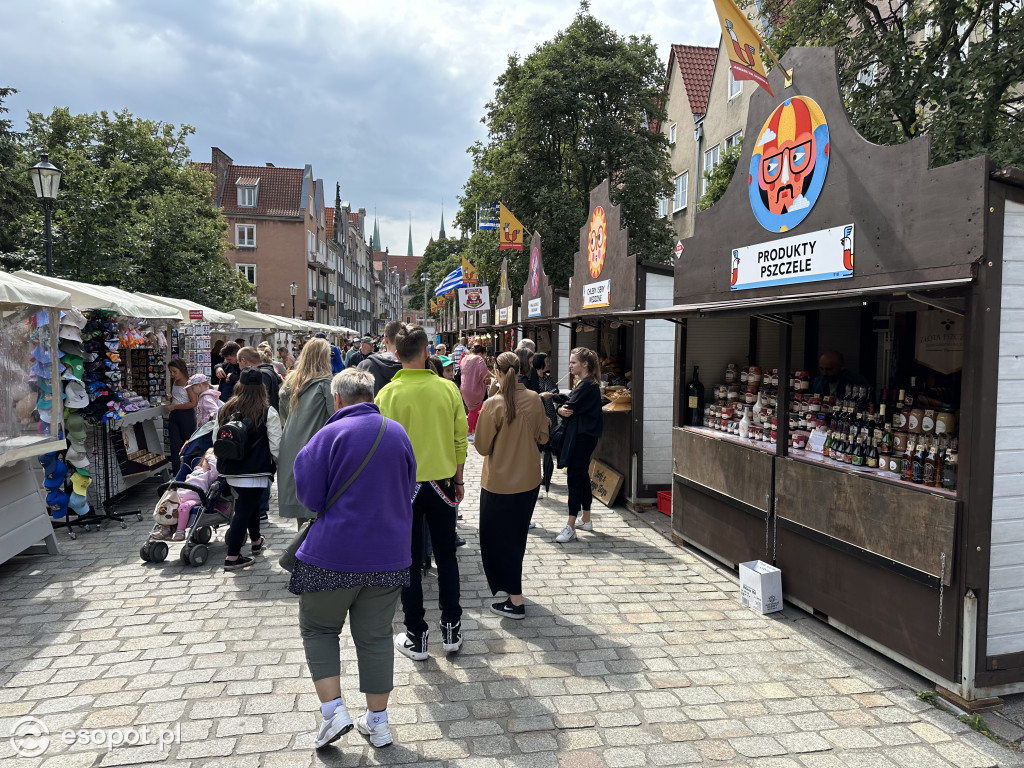 Pogoda nie odstrasza zwiedzających! Tłumy na Jarmarku Dominikańskim w Gdańsku [FOTO]