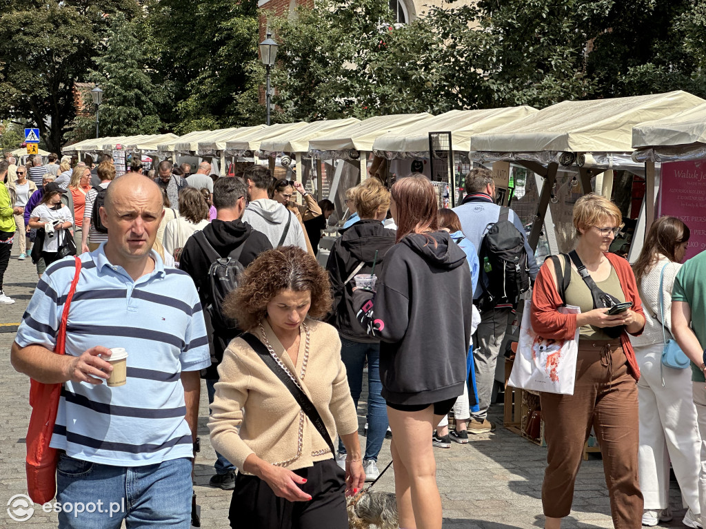 Pogoda nie odstrasza zwiedzających! Tłumy na Jarmarku Dominikańskim w Gdańsku [FOTO]