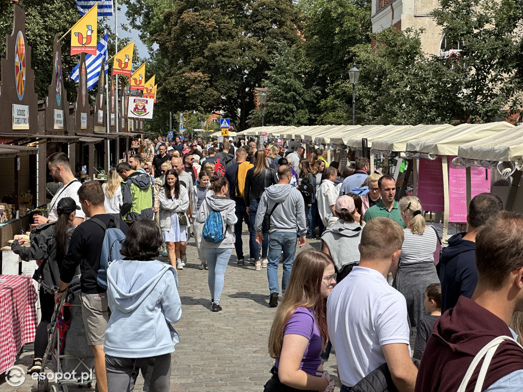 Pogoda nie odstrasza zwiedzających! Tłumy na Jarmarku Dominikańskim w Gdańsku [FOTO]