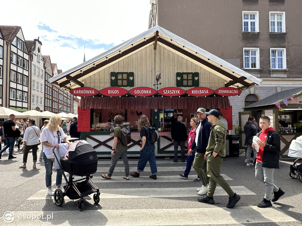 Pogoda nie odstrasza zwiedzających! Tłumy na Jarmarku Dominikańskim w Gdańsku [FOTO]