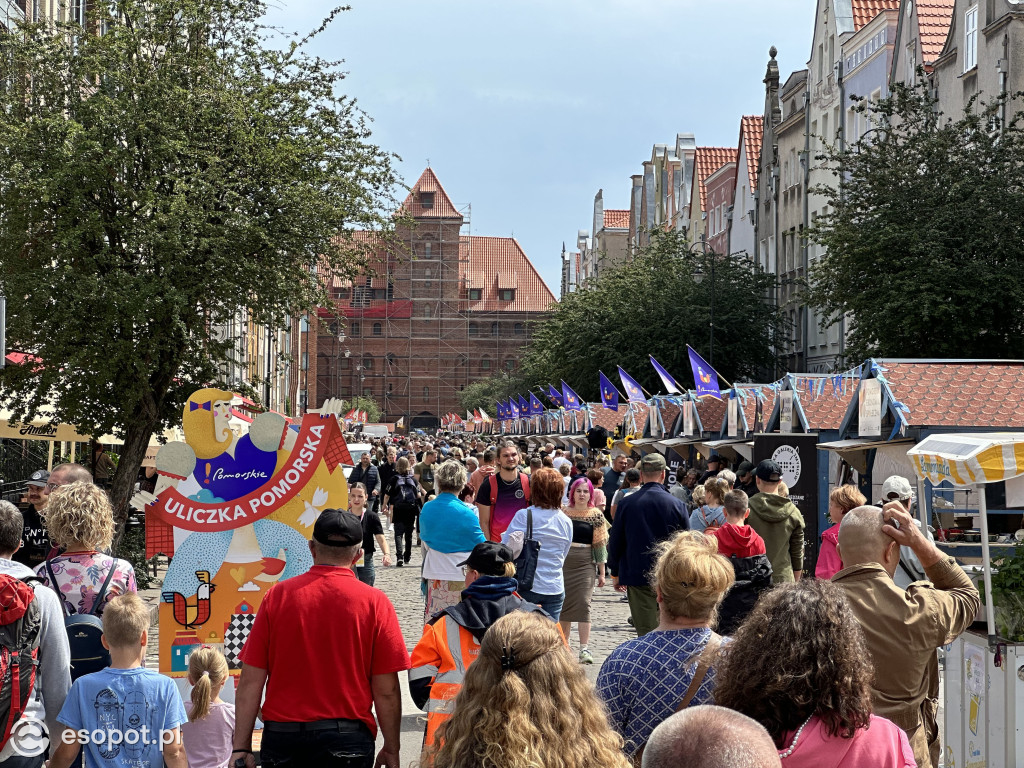 Pogoda nie odstrasza zwiedzających! Tłumy na Jarmarku Dominikańskim w Gdańsku [FOTO]