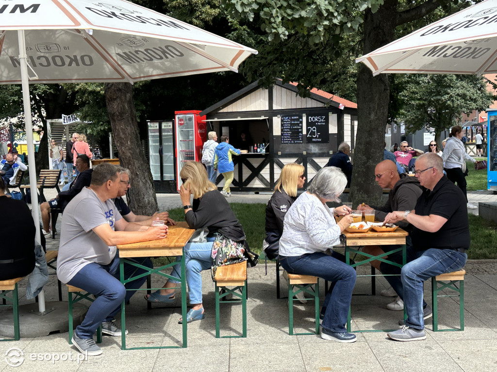 Pogoda nie odstrasza zwiedzających! Tłumy na Jarmarku Dominikańskim w Gdańsku [FOTO]