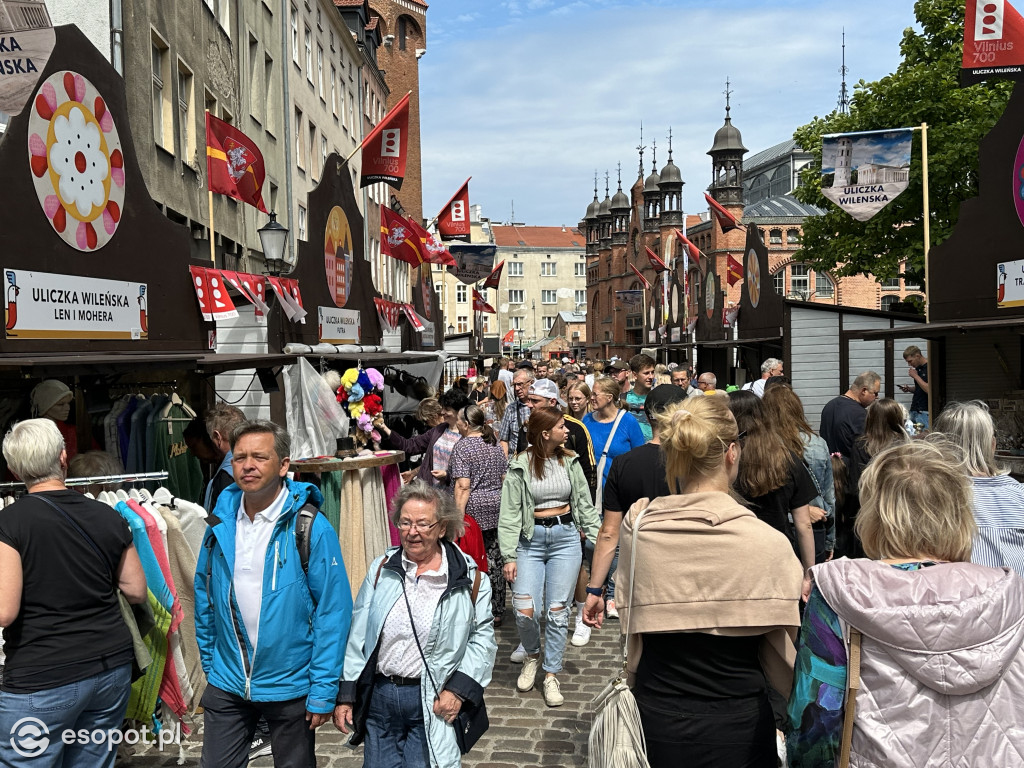 Pogoda nie odstrasza zwiedzających! Tłumy na Jarmarku Dominikańskim w Gdańsku [FOTO]