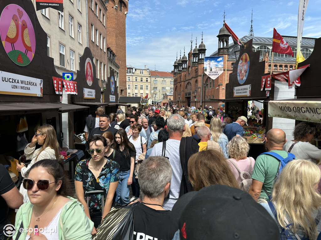 Pogoda nie odstrasza zwiedzających! Tłumy na Jarmarku Dominikańskim w Gdańsku [FOTO]