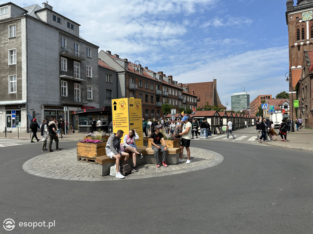 Pogoda nie odstrasza zwiedzających! Tłumy na Jarmarku Dominikańskim w Gdańsku [FOTO]