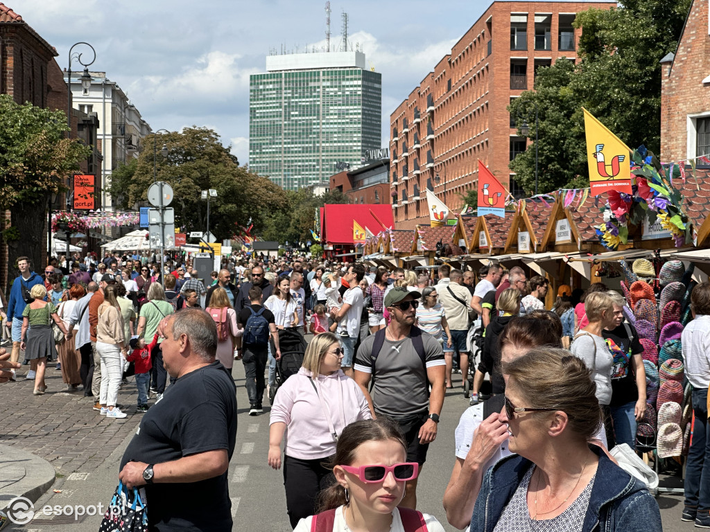 Pogoda nie odstrasza zwiedzających! Tłumy na Jarmarku Dominikańskim w Gdańsku [FOTO]