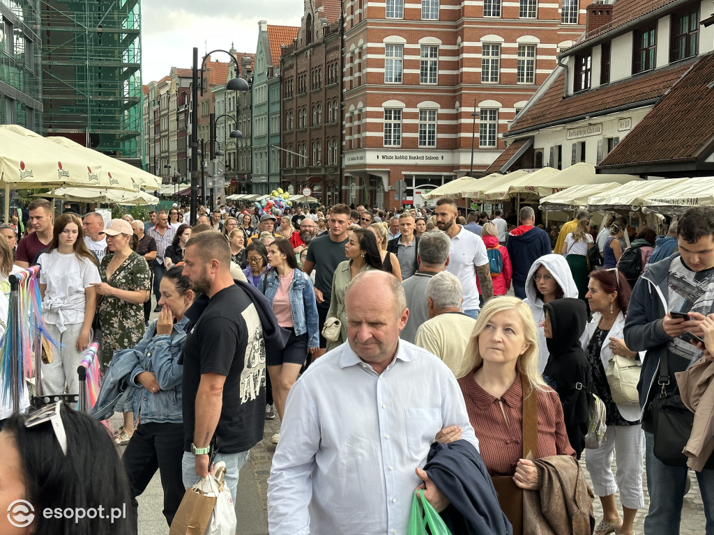 Pogoda nie odstrasza zwiedzających! Tłumy na Jarmarku Dominikańskim w Gdańsku [FOTO]