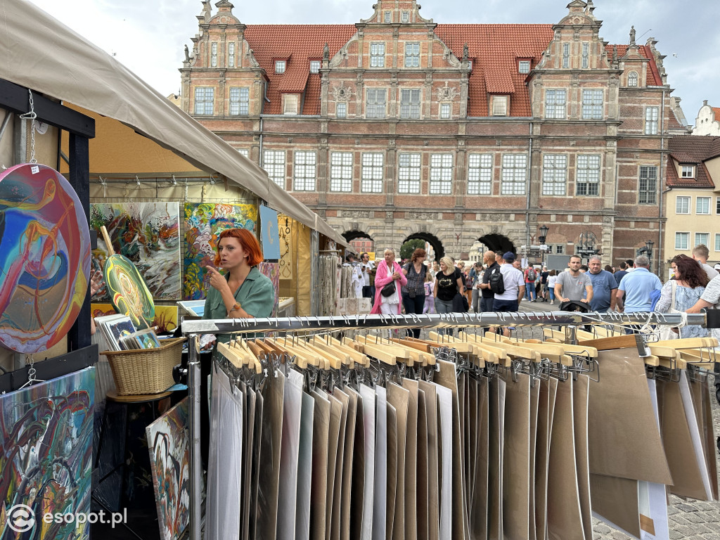 Pogoda nie odstrasza zwiedzających! Tłumy na Jarmarku Dominikańskim w Gdańsku [FOTO]